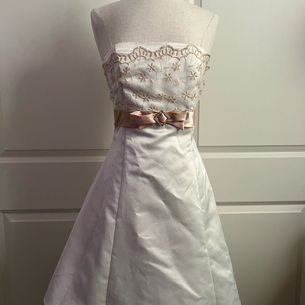 Elegant White Strapless Dress with Embroidered Bodice